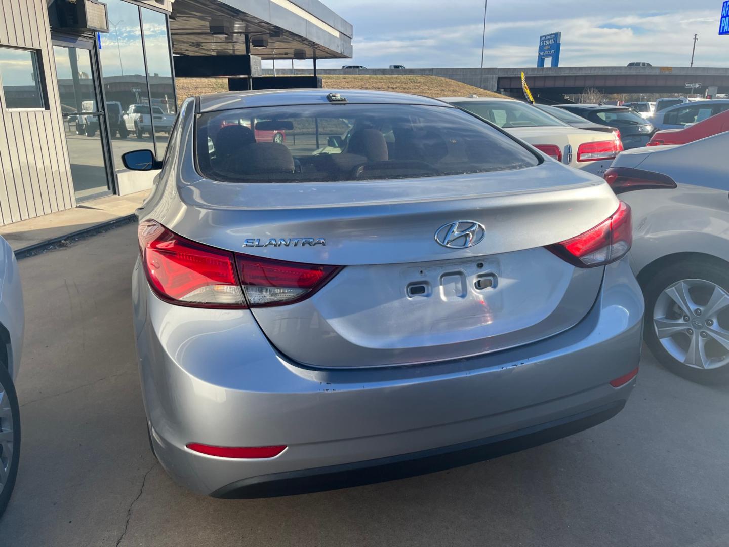 2016 SILVER HYUNDAI ELANTRA Limited (5NPDH4AE7GH) with an 1.8L L4 DOHC 16V engine, 6-Speed Automatic transmission, located at 8101 E. Skelly Dr., Tulsa, OK, 74129, (918) 592-3593, 36.121891, -95.888802 - Photo#2